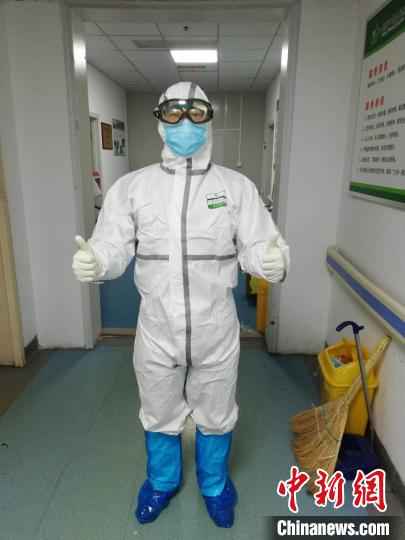 工作中的李代文。 四川援助湖北医疗队供图 四川援助湖北医生一线开直播 教“战友”打太极、听音乐缓解压力