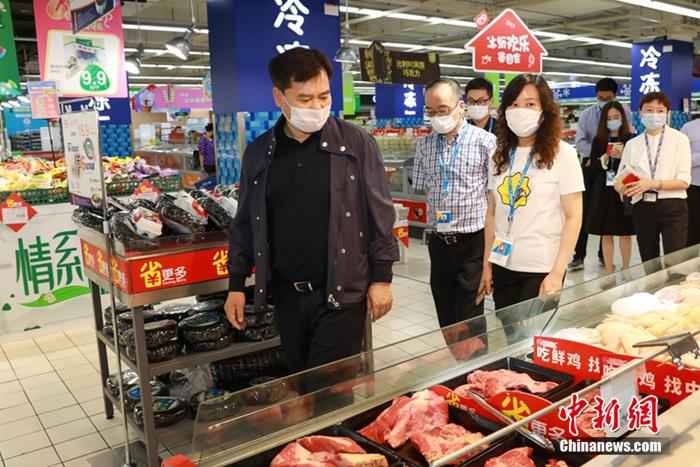 张近东走进苏宁家乐福 全面聚焦用户体验 张近东现身苏宁旗下多个创新零售业态