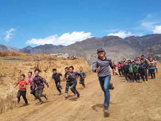 大山深处的体育“课”:步行3个半小时去打一场友谊赛